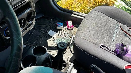 Włamał się do auta, ukradł perfumy i alkohol. Wpadł, bo zostawił portfel