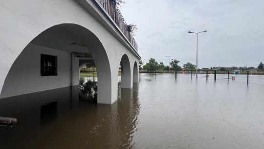 Woda zalała basen w Żerkowie. Obiekt został zamknięty