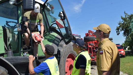 przedstawiciele służb mundurowych rozmawiają z rolnikami