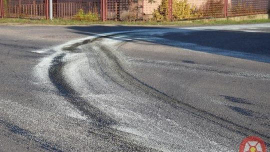 Wyciek oleju przyczyną utrudnień w ruchu. Interweniowali strażacy