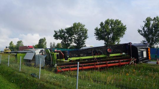 Z autostrady wypadł tir wiozący na naczepie kombajn (galeria)