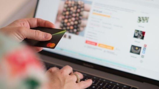 Zakupy z Chin wyhamowały? Zgłoszeń celnych o połowę mniej
