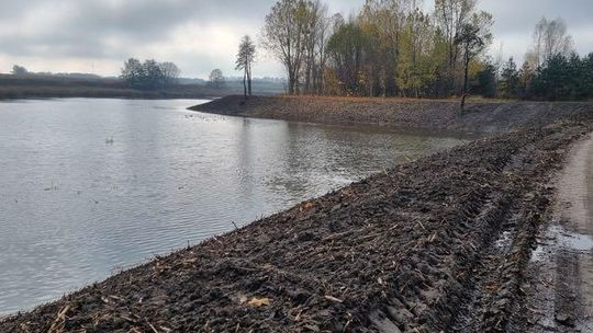 Zbiornik Szybski nie do poznania. Pomogli wędkarze i strażacy (galeria)