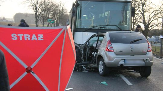 Zderzenie osobówki z autobusem. Nie żyje 78-letni mężczyzna