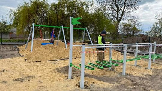 Zmodernizowany plac zabaw w Młodziejewicach coraz bliżej