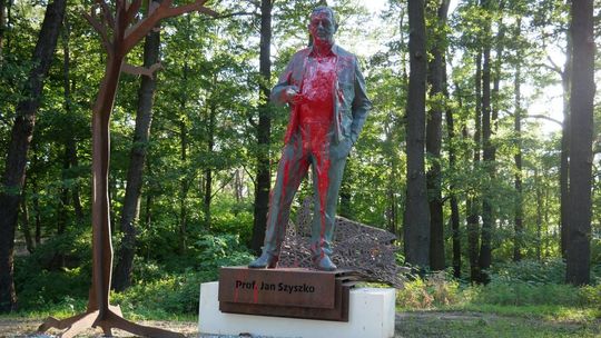 Zniszczyli pomnik Jana Szyszki w Jarocinie (galeria)