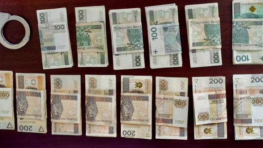Zostawił kamizelkę przed klubem. W kieszeni miał 20 tysięcy złotych!