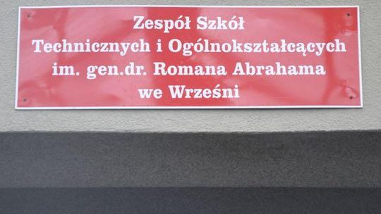 ZSTiO weterynarią stoi. Ścisk także w klasach mundurowych