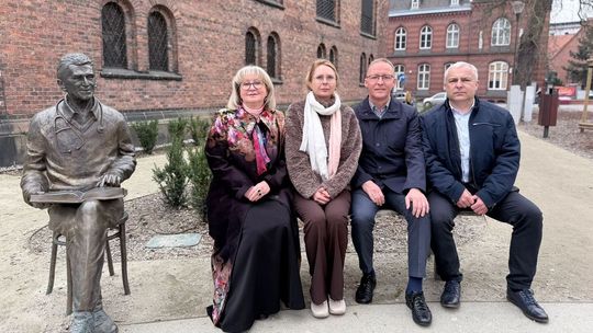 Żywy pomnik dla Doktora - prozdrowotne wydarzenie na skwerze dr. Mariana Fludra w Gnieźnie