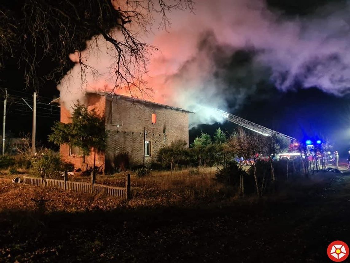 5 jednostek straży gasiło pożar pustostanu w Orzechowie (galeria)