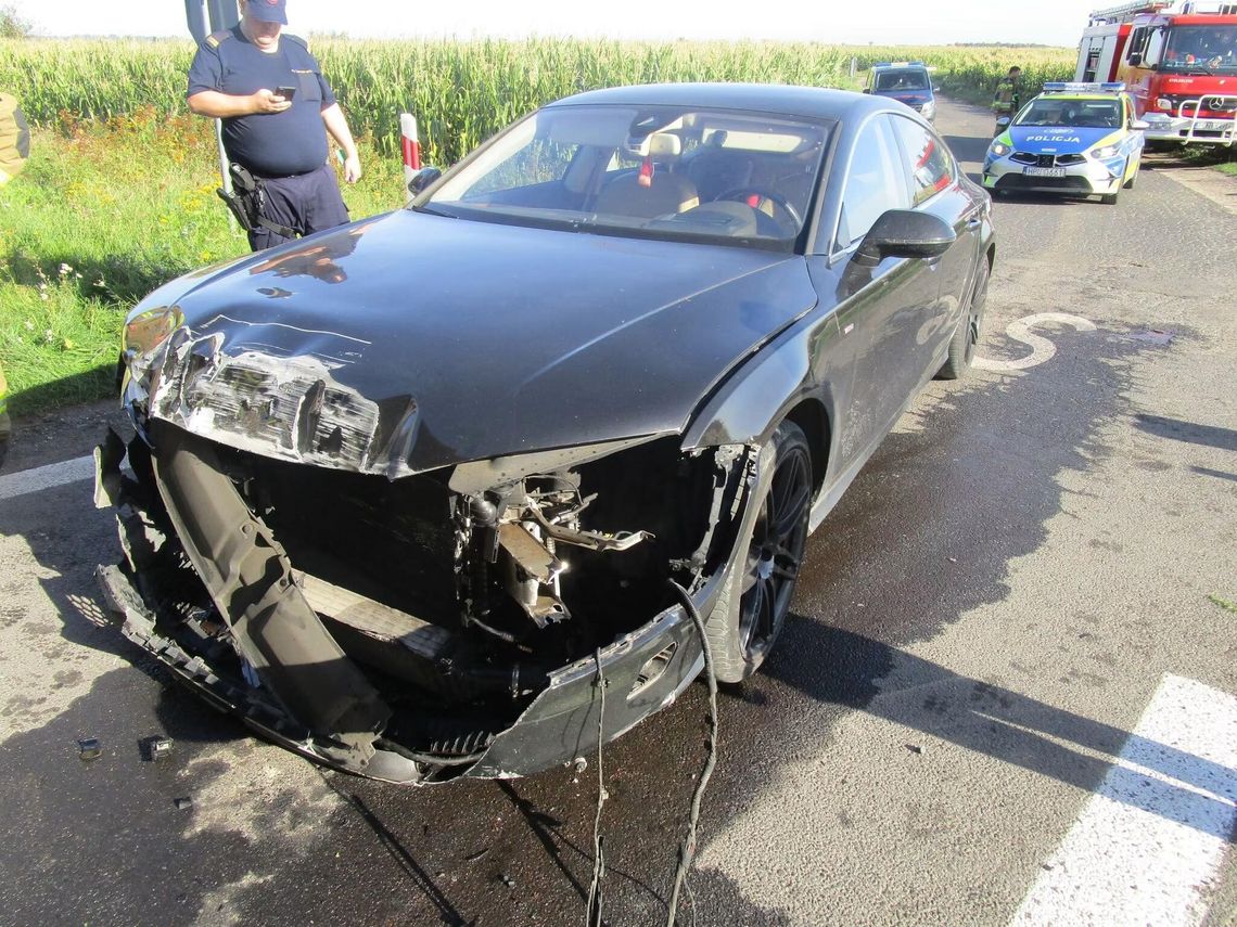 Audi wjechało pod pociąg towarowy. Kierująca nie miała uprawnień do kierowania pojazdami Audi wjechało pod pociąg towarowy. Kierująca nie miała uprawnień do kierowania pojazdami