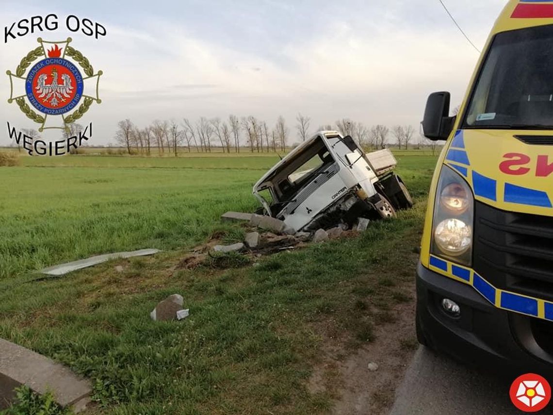 Auto wjechało do rowu. Kierowca trafił do szpitala