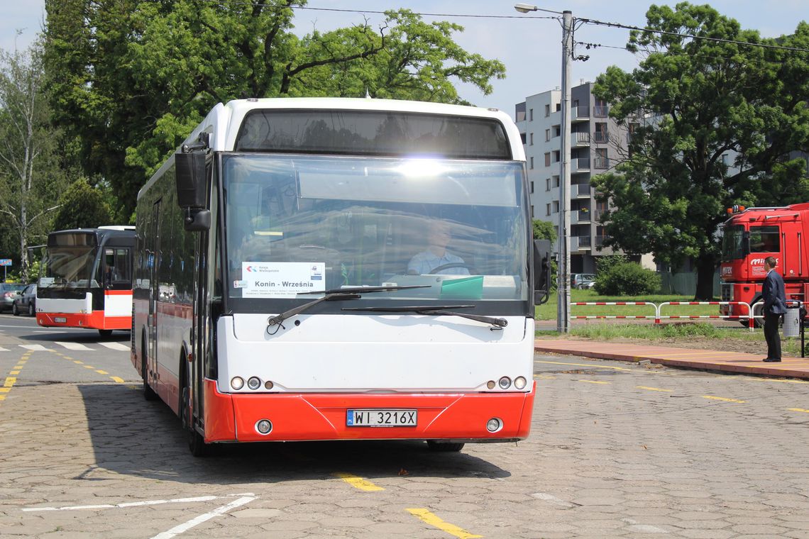 Autobusy komunikacji zastępczej na ulicach Wrześni