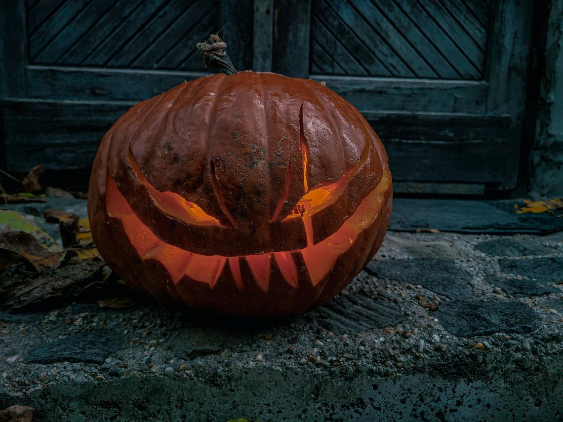 Batonik z wkrętem i zgłoszenie na policję. Halloweenowy „psikus” 10-latek