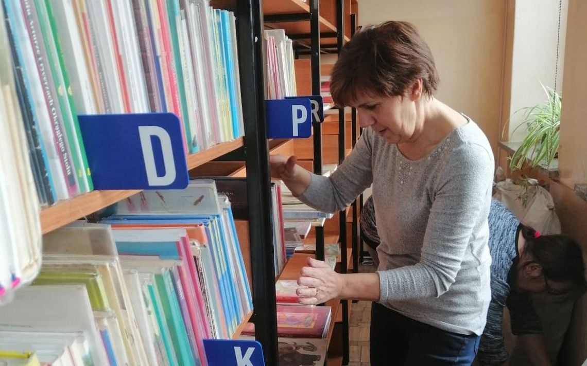 Biblioteka już w pałacu. Część książek wciąż w workach (galeria)