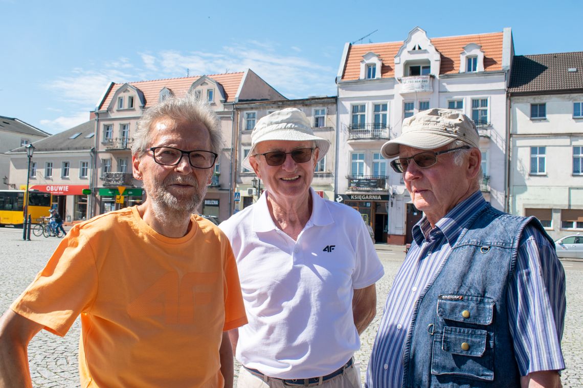 Uczestnicy spaceru historycznego - trzech mężczyzn