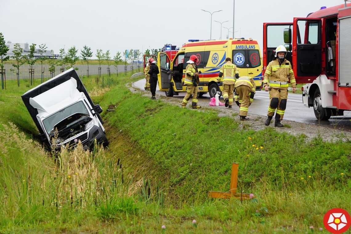 Bus zjechał do rowu, kierowca w szpitalu (galeria)