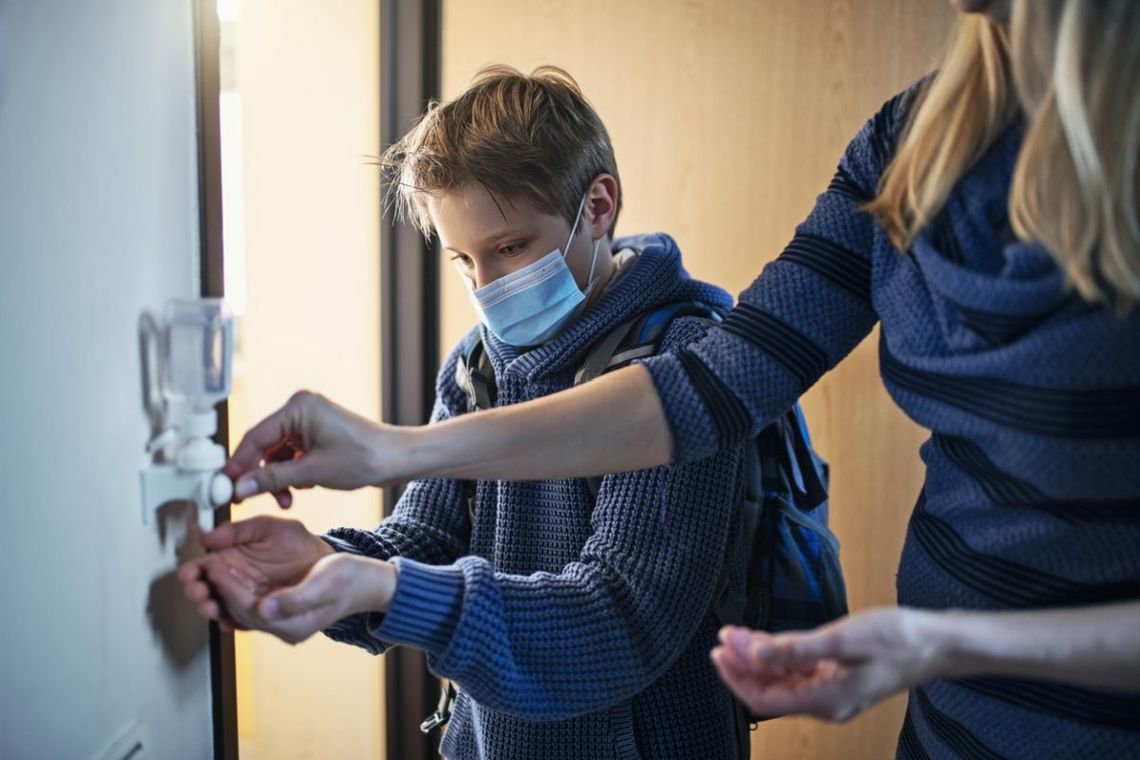 Chcą powrotu maseczek, bo COVID-19 znów jest groźny. Umierają ludzie