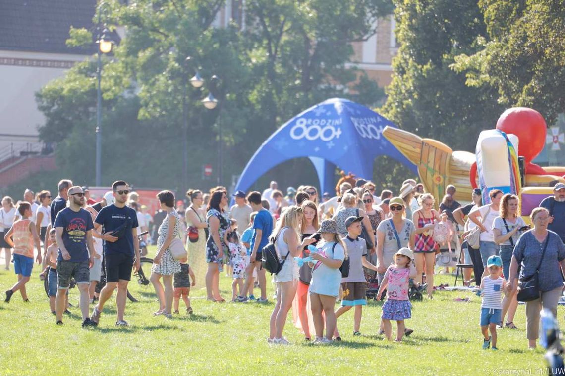 Co weekend ponad 700 tys. złotych. Rząd wydaje miliony na pikniki 800 plus