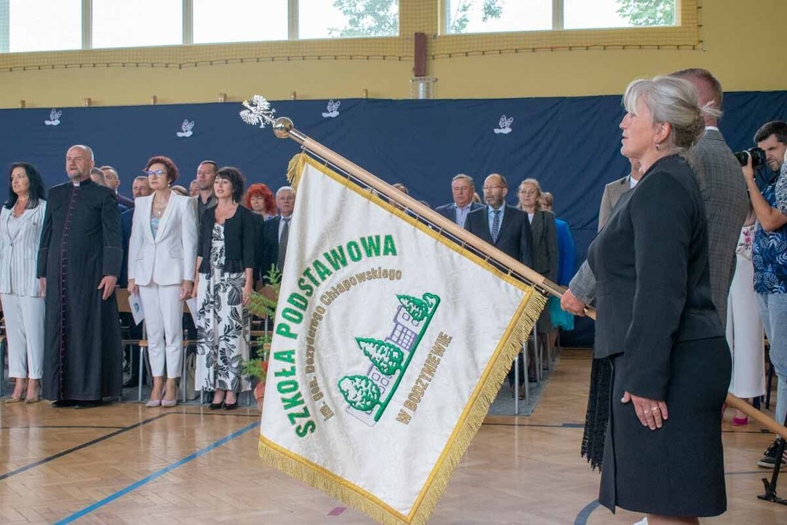 Rada Rodziców na chwilę przed przekazaniem sztandaru na ręce dyrektor szkoły.