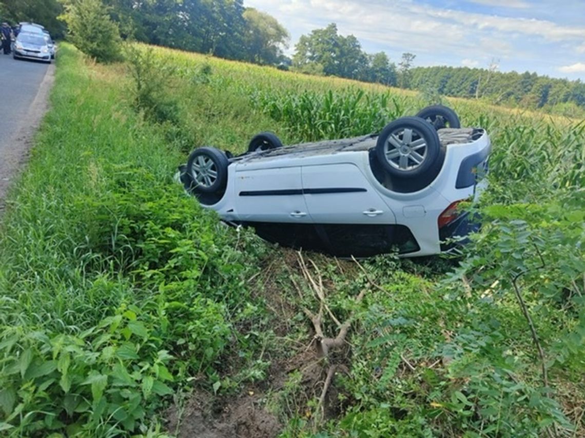 Dachował na prostej drodze. Jedna osoba trafiła do szpitala