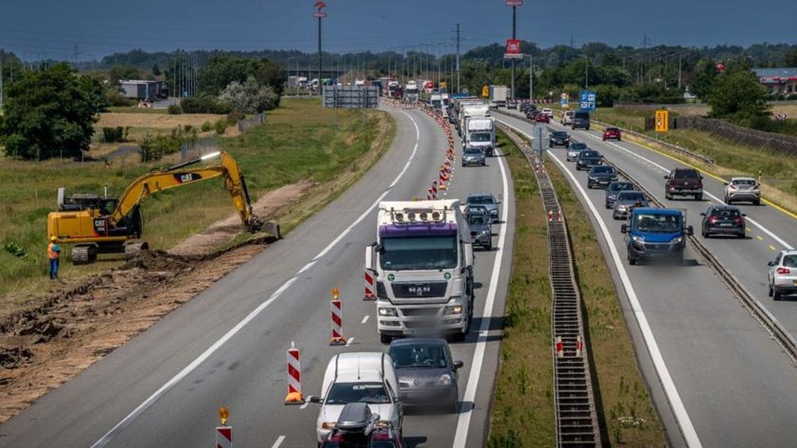 Długie korki na A2. Trwa budowa trzeciego pasa