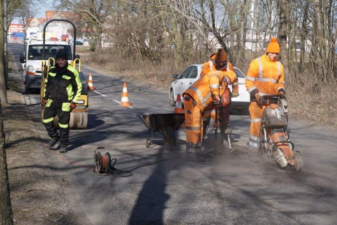 Drogowcy w akcji. Mają ręce pełne roboty (galeria)