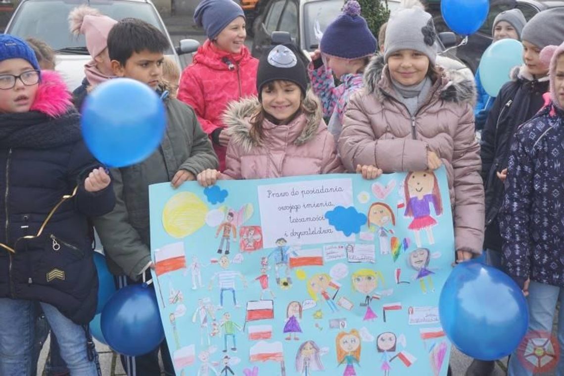 Dzień Praw Dziecka we Wrześni. SSP 6 zorganizowało happening na rynku