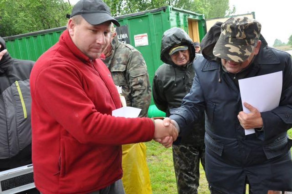 Ekstremalne zawody wędkarskie - lider pokazał klasę (galeria)