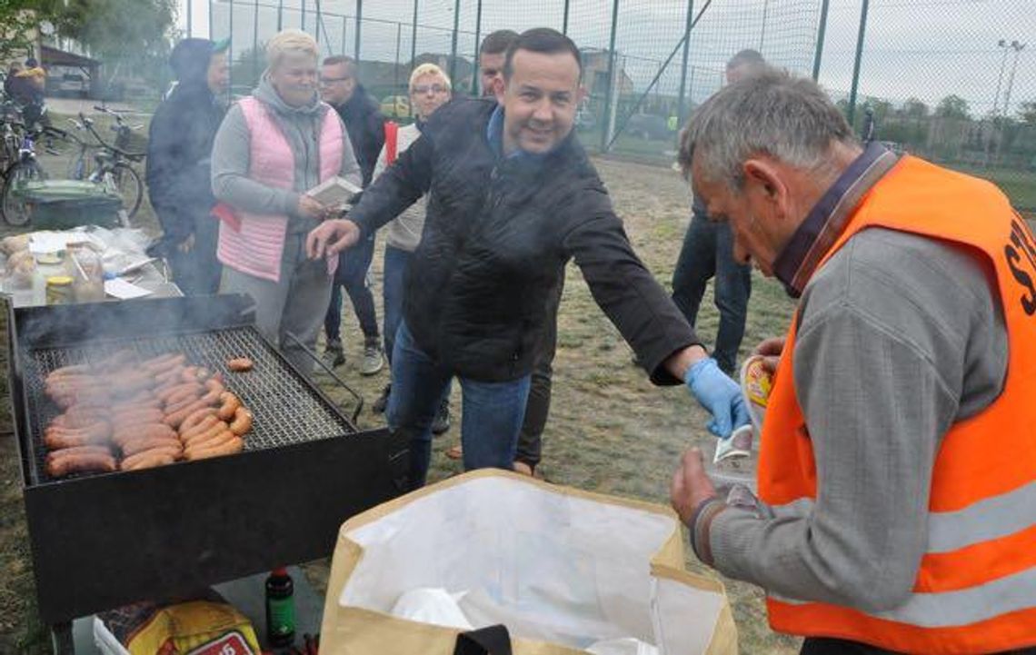 Grillowanie podczas meczu. Cel jest szczytny