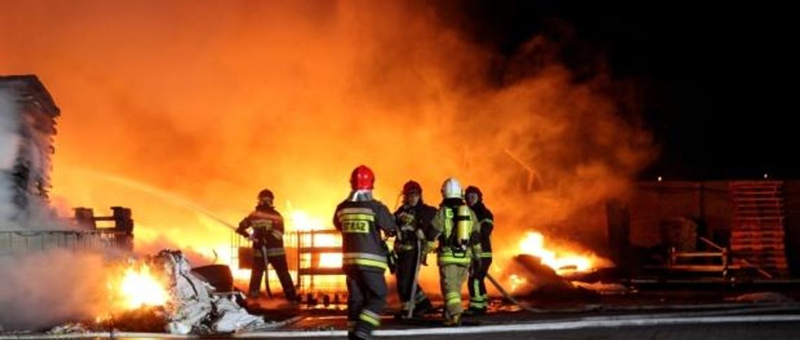 Hala stanęła w płomieniach - akcja strażaków trwa