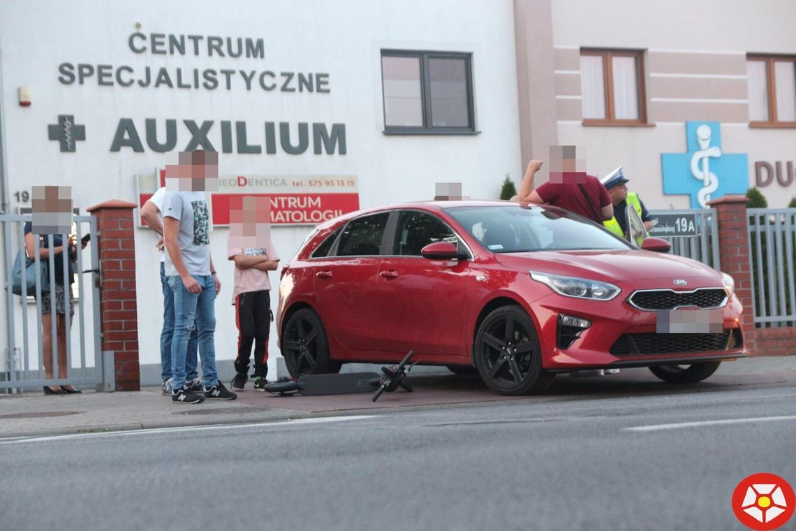 Jechała elektryczną hulajnogą, potrącił ją samochód. Winna kierująca autem