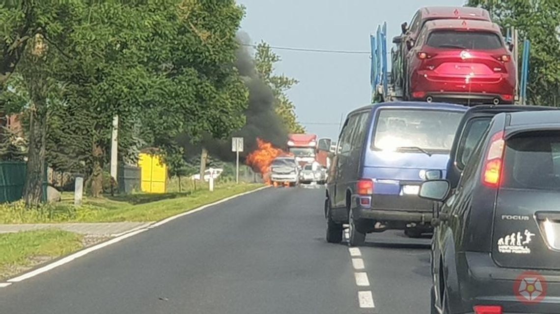 Kolejny pożar samochodu na drodze (galeria/wideo)