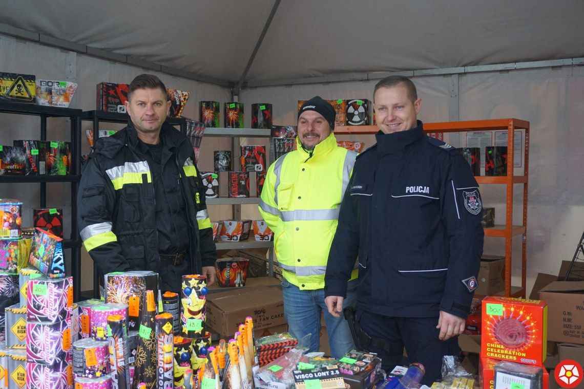 Kontrole przed sylwestrem. Straż i policja na stoiskach z fajerwerkami