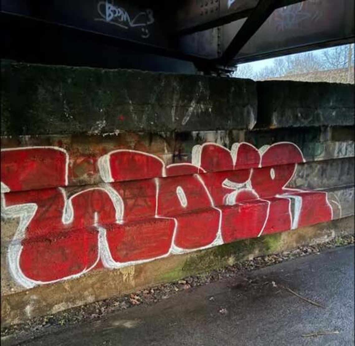 Malował graffiti na moście kolejowym. Sprawą 15-latka zajmie się Sąd Rodzinny Malował graffiti na moście kolejowym. Sprawą 15-latka zajmie się Sąd Rodzinny