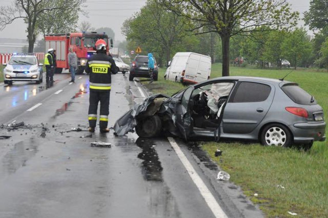 Mały karambol na krajówce. Zawinił kierowca peugeota (galeria)