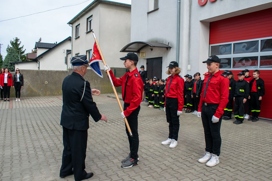 strażak przekazuje proporzec OSP