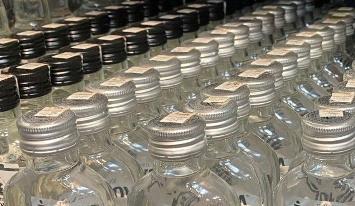 Mieszkańcy piją, miasto się bogaci, czyli rzecz o "małpkach"