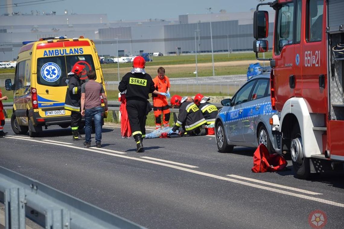 Motocyklista ranny w przedpołudniowym wypadku zmarł (galeria/wideo)