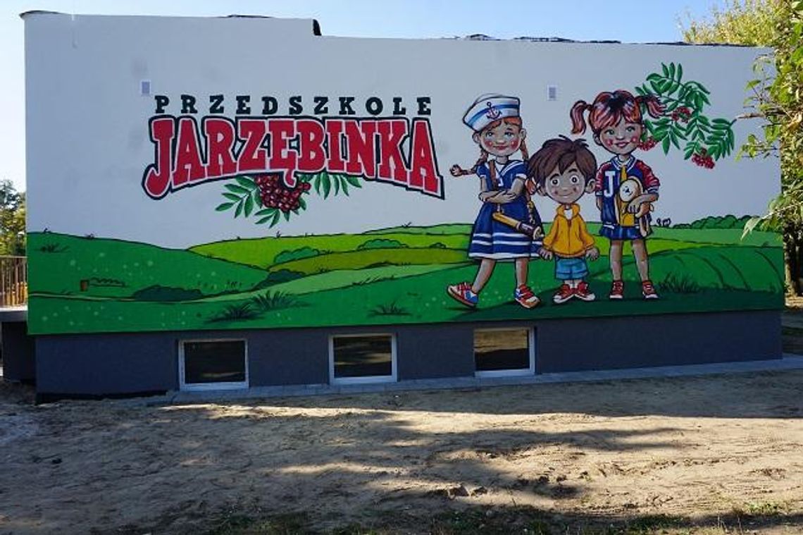 Mural na przedszkolu. "Jakie ładne dziewczynki pan maluje" (galeria)