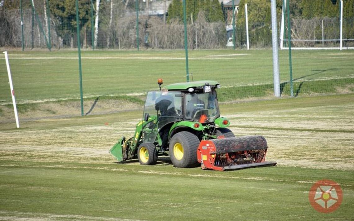 Murawy wrzesińskiego stadionu przygotowane do sezonu (video)