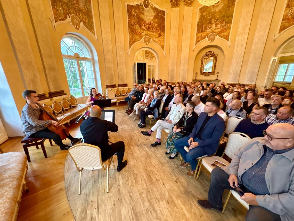 Muzyka dawnego salonu zabrzmiała w Pałacu w Czerniejewie. „Dźwięki polskiego dziedzictwa” za nami Muzyka dawnego salonu zabrzmiała w Pałacu w Czerniejewie. „Dźwięki polskiego dziedzictwa” za nami