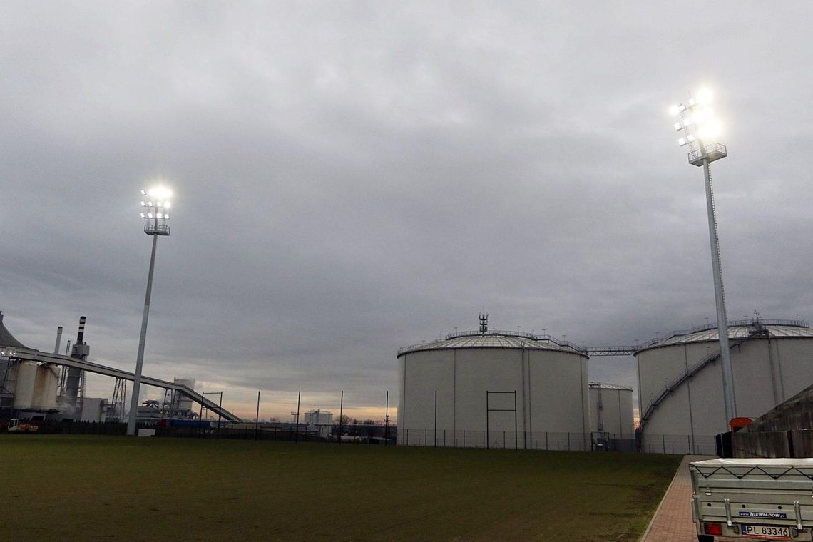 Na budowanym stadionie średzkim rozbłysły jupitery