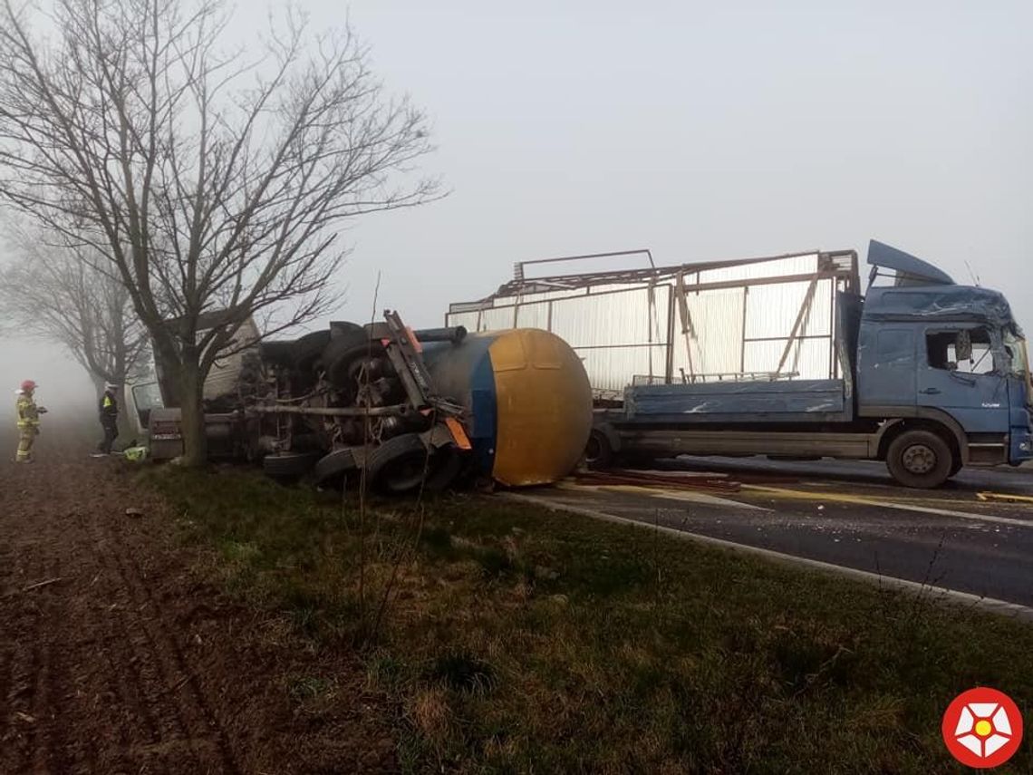 Niebezpiecznie w Gulczewku. Zderzyły się dwie ciężarówki