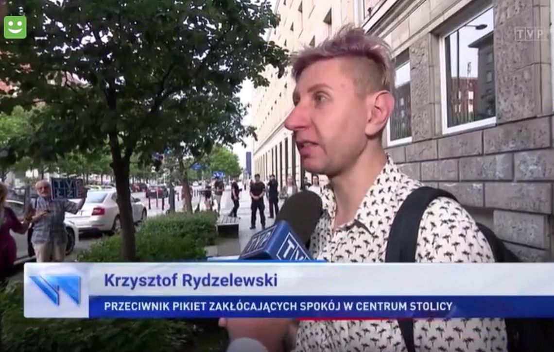 Niedawno „był gejem”, teraz broni TVP. Aktor do wynajęcia w „Wiadomościach”