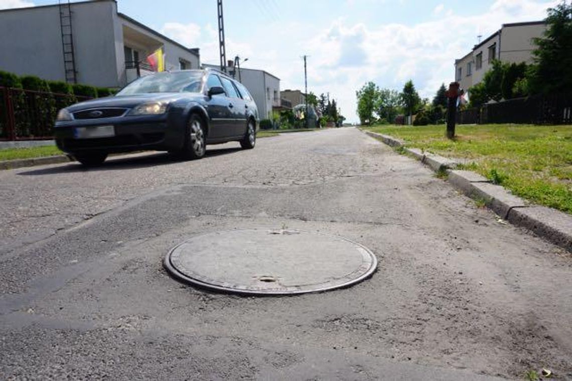 Niespokojnie na Spokojnej. Kierowcy muszą uważać na zaniżenia w jezdni