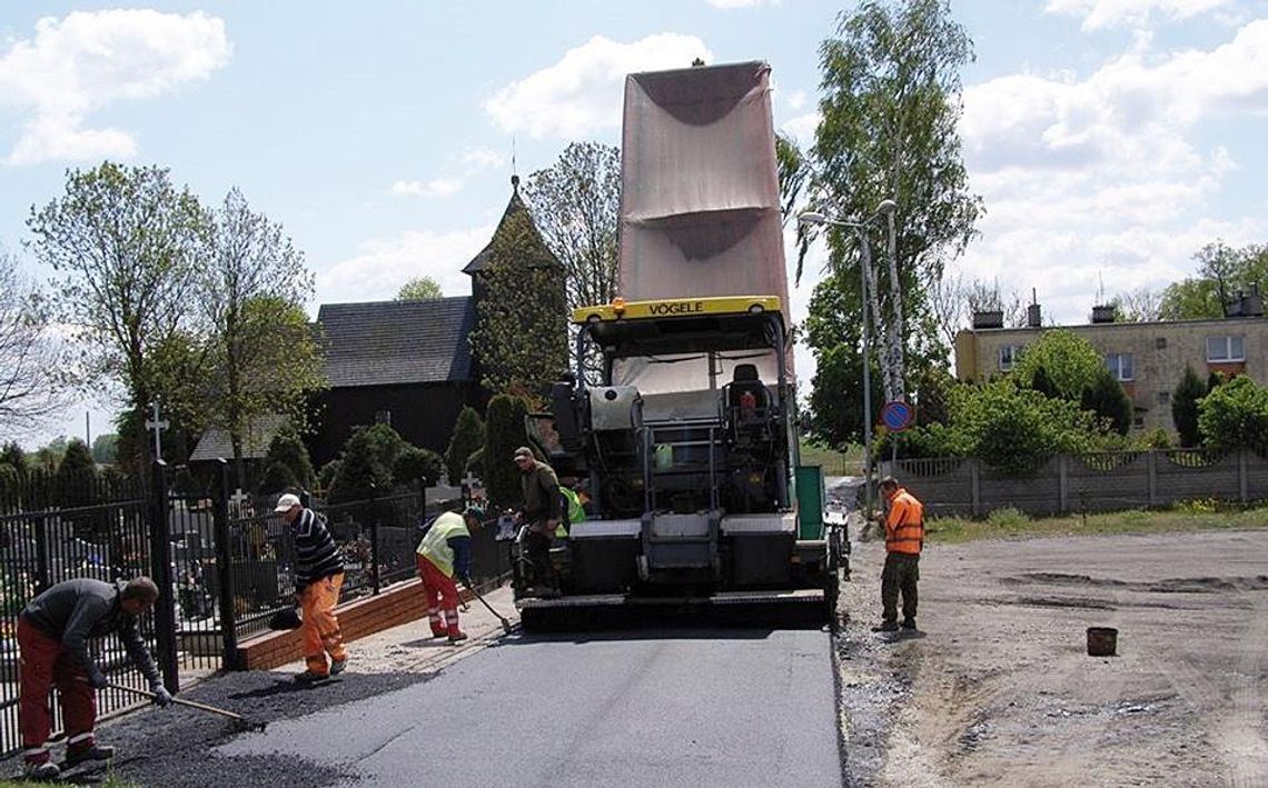 Nową drogą do kościoła i na cmentarz w Opatówku