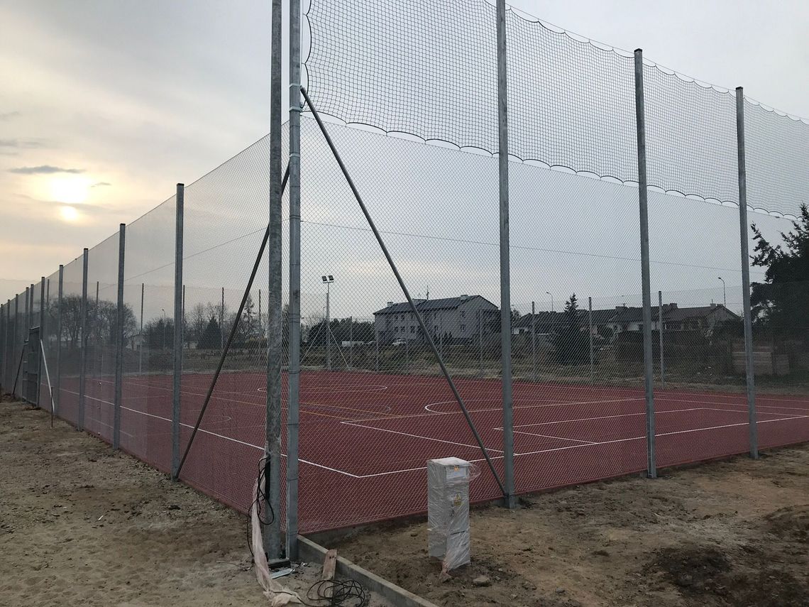 zdjęcie przedstawia boisko sportowe w końcowej fazie budowy