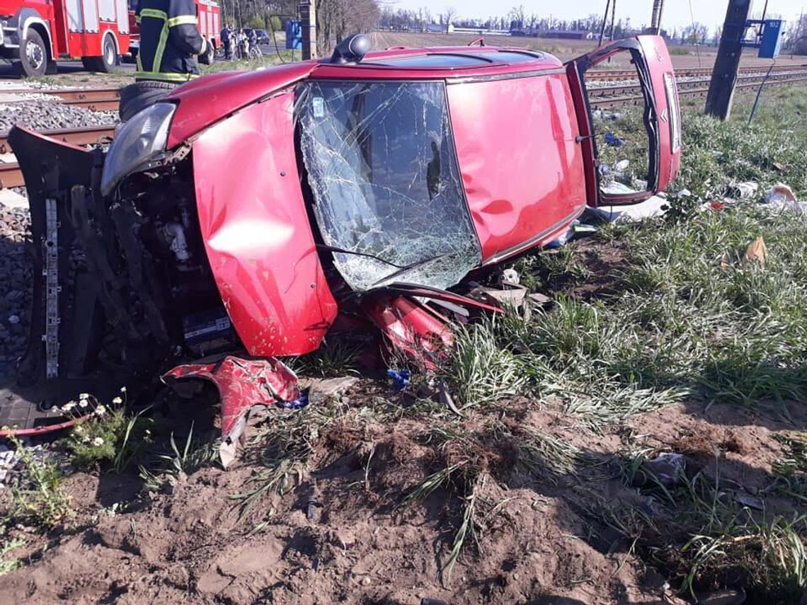 O krok od tragedii. Samochód wjechał pod pociąg