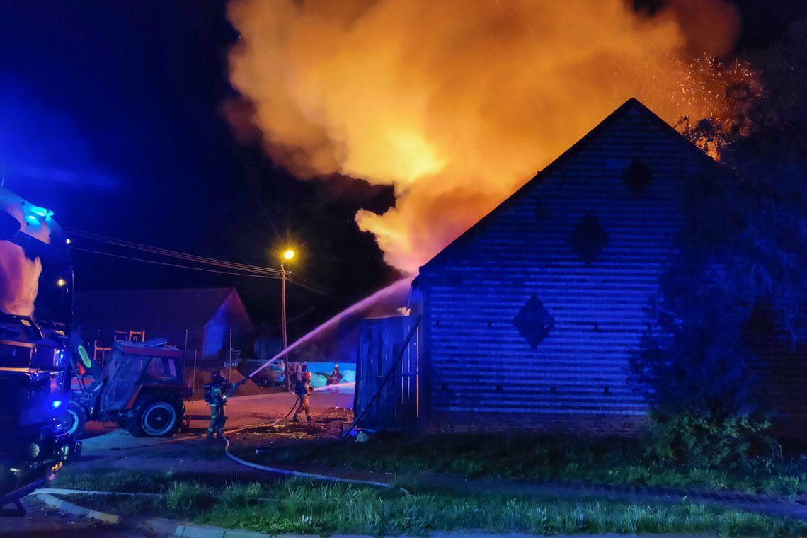 strżacy podczas działań gaśniczych na pożarze stodoły w Pełczynie